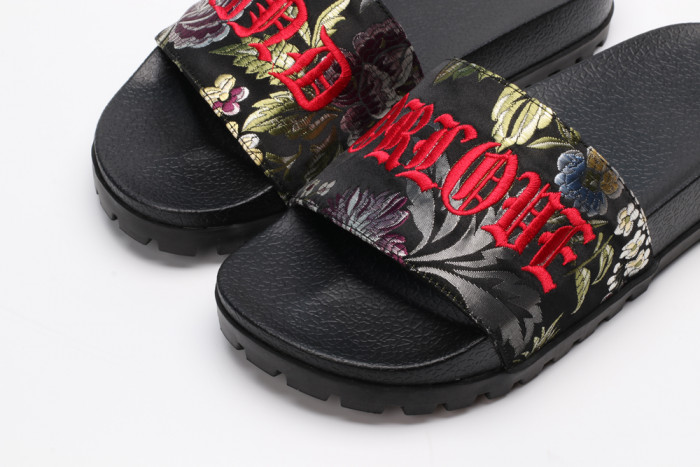 G*u*i slippers