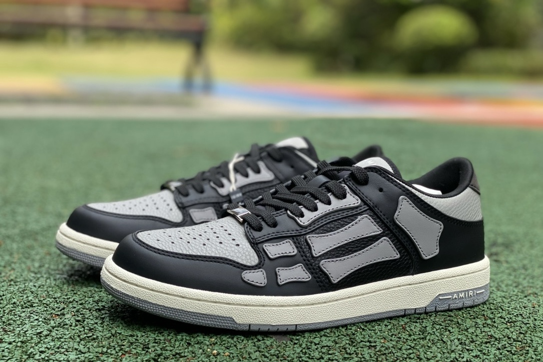 AR1M1 Low-Top Sneaker