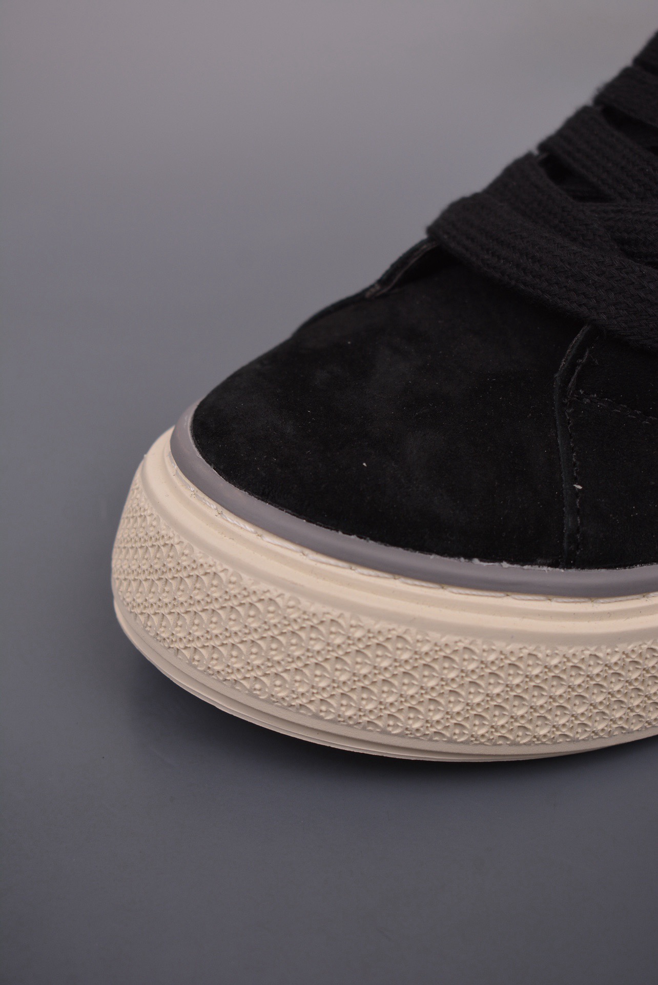 DR B33 SNEAKER